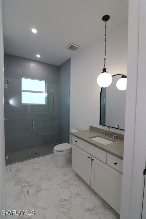 full bathroom featuring visible vents, toilet, vanity, a shower stall, and recessed lighting