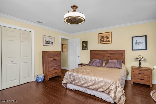 bedroom featuring crown molding, a closet, ceiling fan, and dark hardwood / wood-style floors