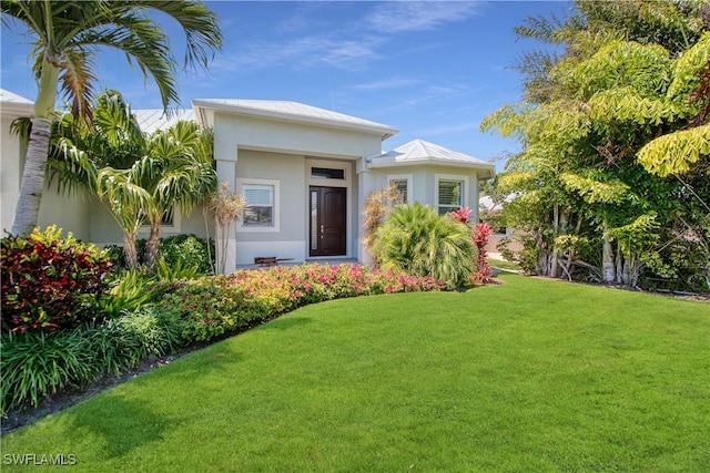 view of front facade with a front yard