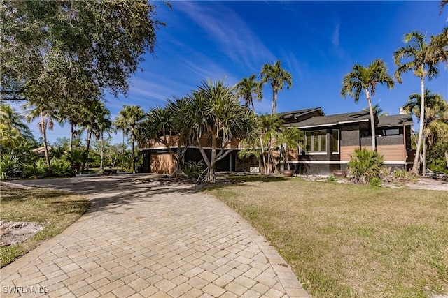 view of front facade with a front lawn