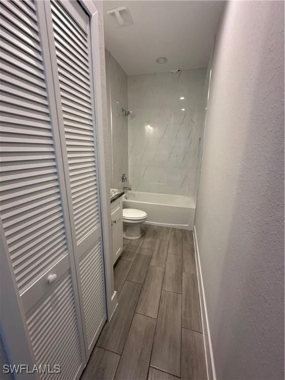 full bathroom with vanity, toilet, and tiled shower / bath