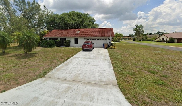 view of front of house featuring a front yard and a garage