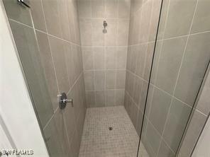 bathroom featuring a tile shower