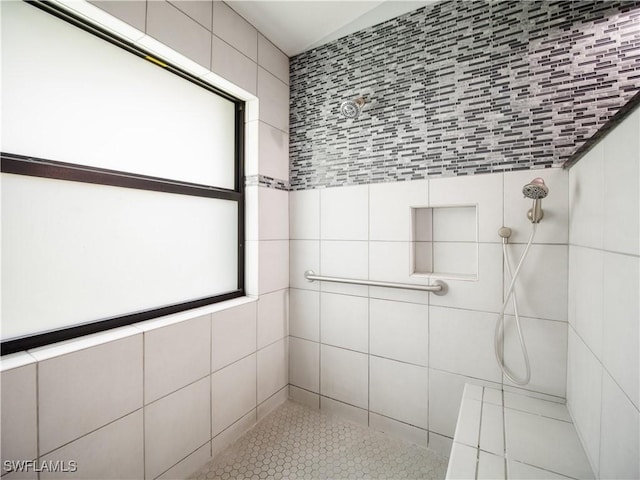 bathroom featuring a tile shower