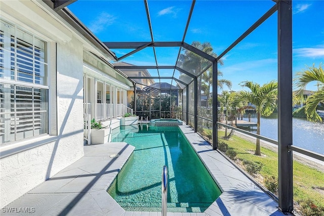 view of pool featuring an in ground hot tub, a water view, and a lanai