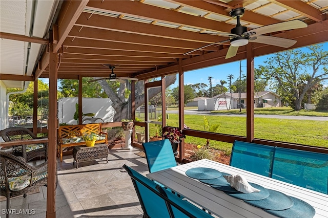 sunroom with ceiling fan