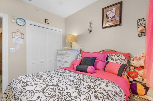 bedroom featuring ceiling fan and a closet