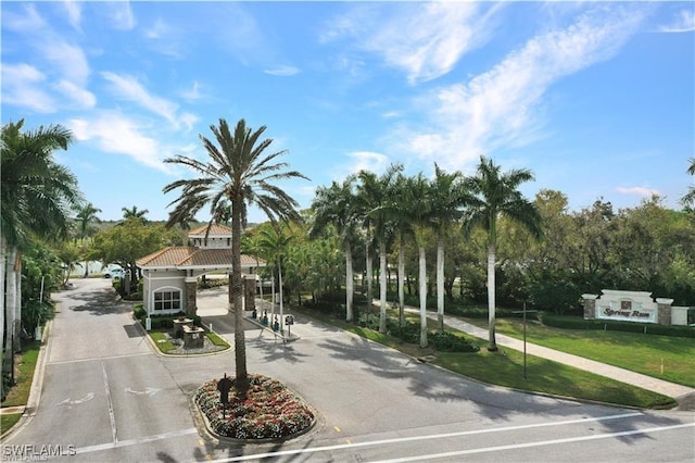 view of front of property featuring a front lawn