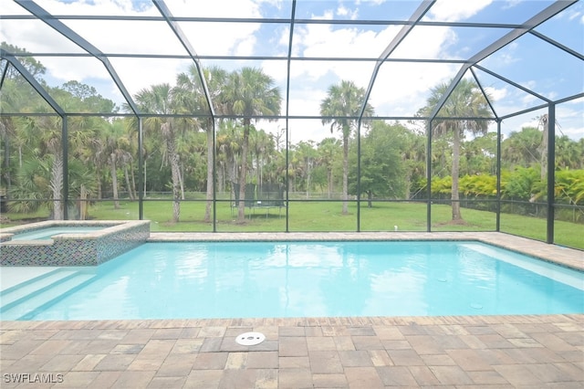 view of swimming pool featuring a lanai, an in ground hot tub, and a yard