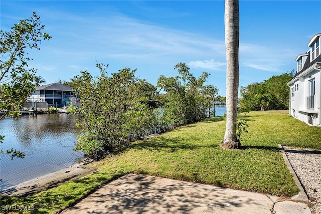 view of yard featuring a water view