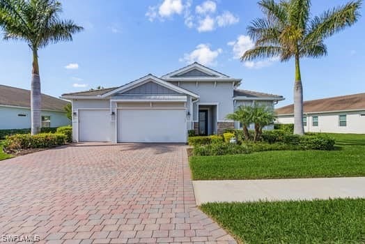 view of front of property featuring a front lawn and a garage