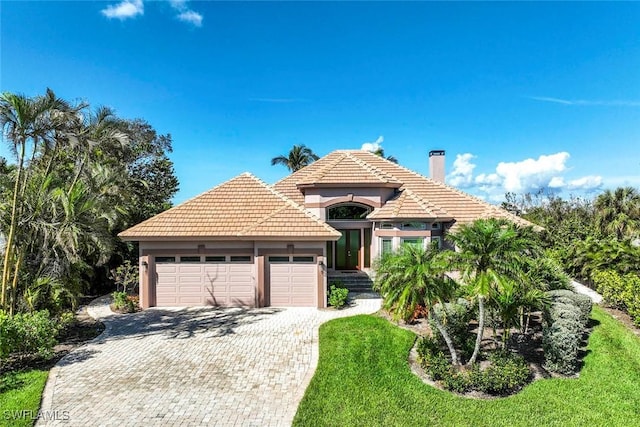 view of front facade featuring a garage and a front yard