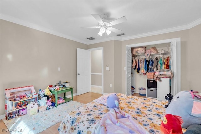 bedroom with a closet, visible vents, crown molding, and ceiling fan