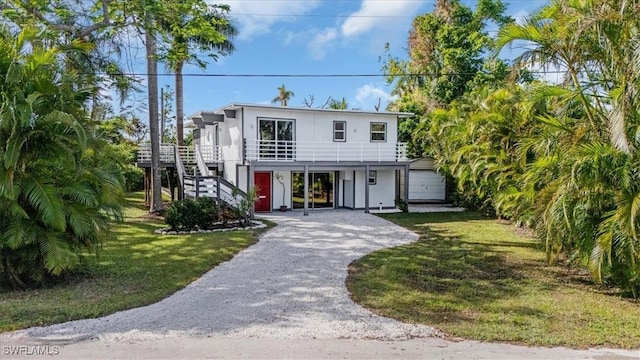 view of front of home with a front lawn and a carport