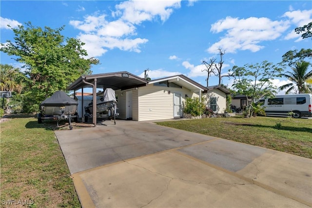 view of front of property featuring a front yard