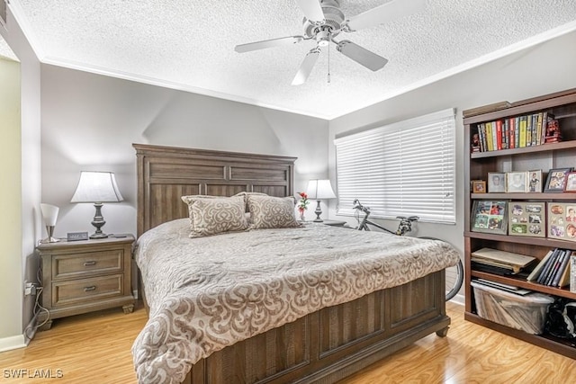 bedroom featuring a textured ceiling, light hardwood / wood-style flooring, and ceiling fan