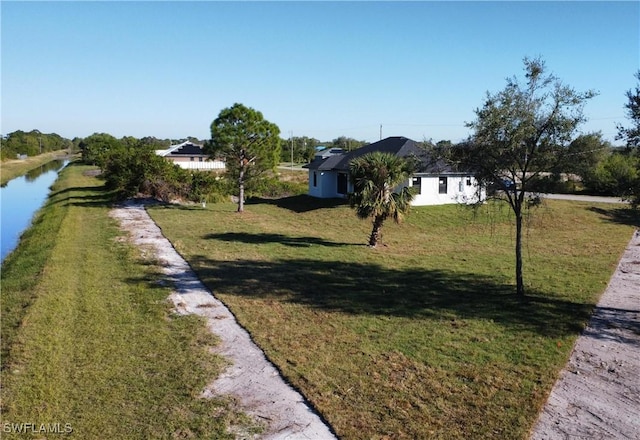 view of yard featuring a water view