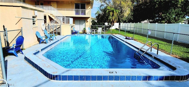 view of swimming pool