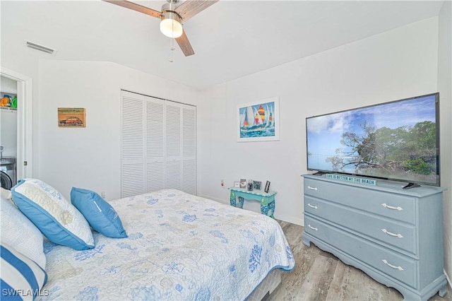 bedroom with ceiling fan, light wood-type flooring, and a closet