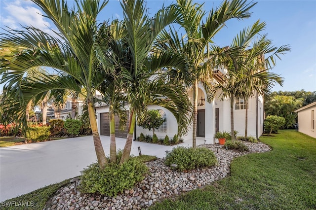 view of front of house featuring a garage and a front yard