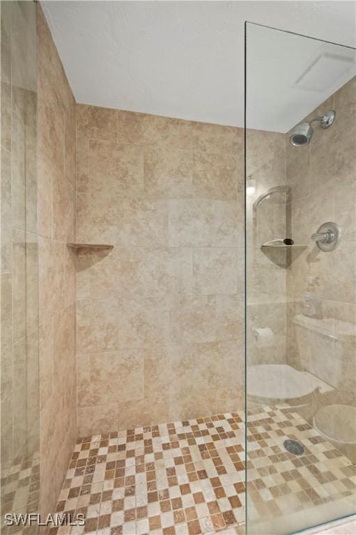 bathroom featuring a tile shower