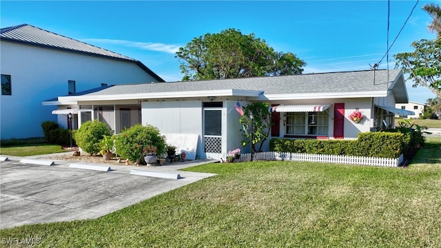 ranch-style home featuring a front lawn