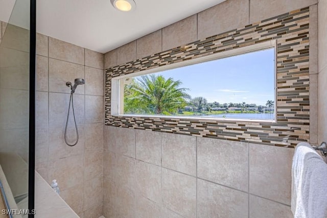 bathroom featuring a tile shower