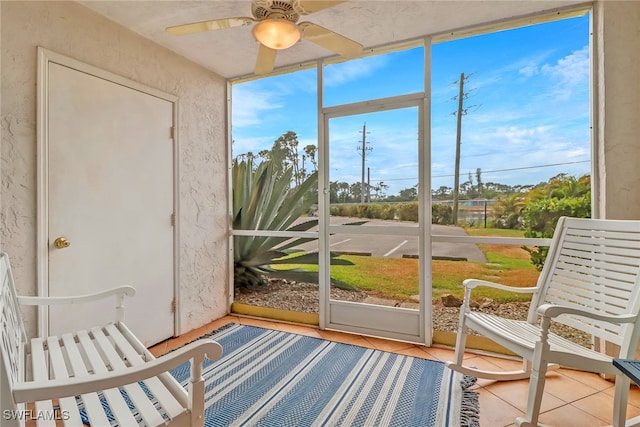 sunroom with ceiling fan