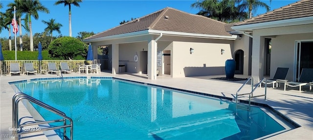 view of swimming pool featuring a patio