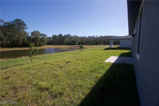 view of yard featuring a water view