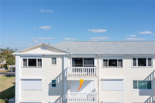 view of front of property featuring a balcony