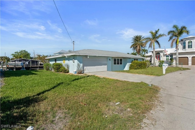 view of front of property featuring a front yard