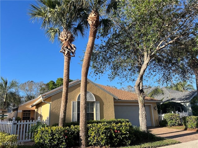 view of front facade featuring a garage