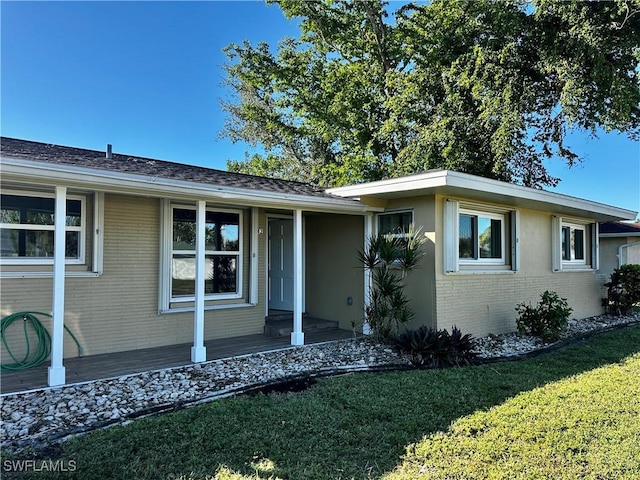 single story home with a front yard