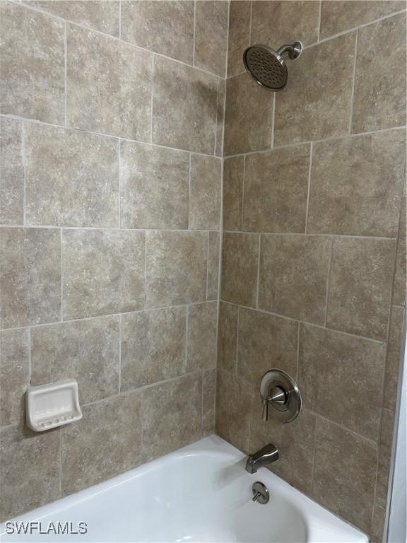 bathroom with tiled shower / bath