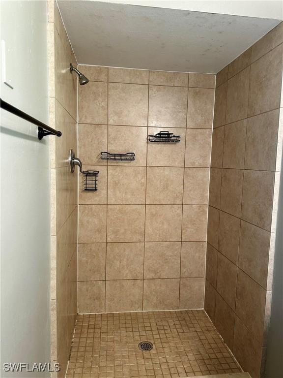 bathroom featuring a tile shower