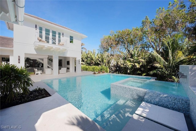 view of swimming pool with an in ground hot tub and a patio