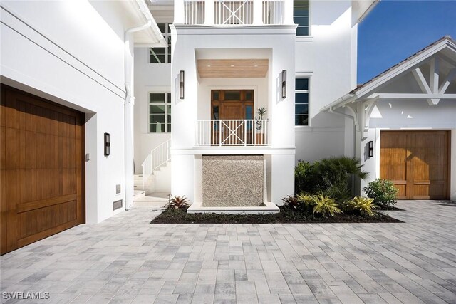 property entrance featuring a balcony