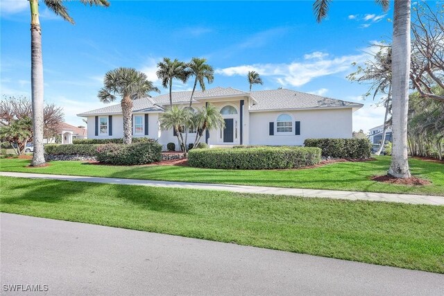 view of front of home featuring a front lawn