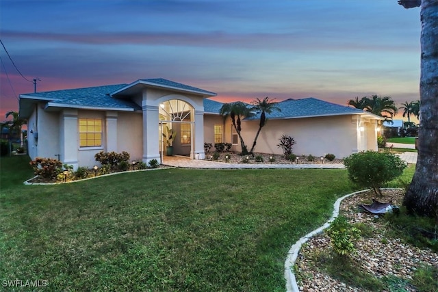 view of front of house featuring a lawn