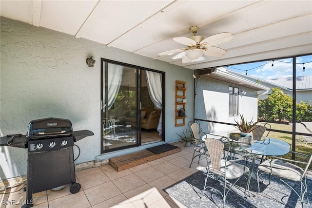 sunroom with ceiling fan