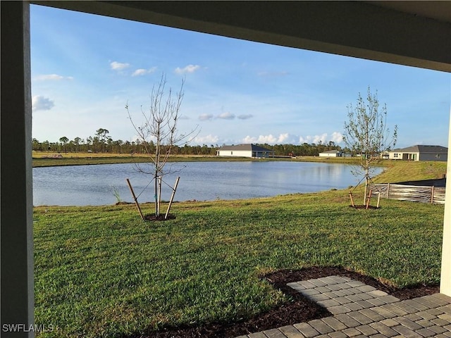 view of yard featuring a water view