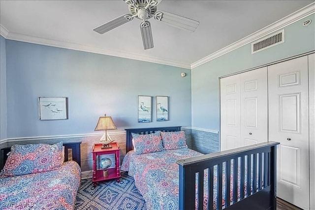 bedroom with ceiling fan, a closet, hardwood / wood-style floors, and ornamental molding