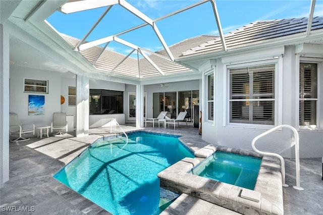 view of swimming pool featuring a lanai, a patio area, an in ground hot tub, and ceiling fan