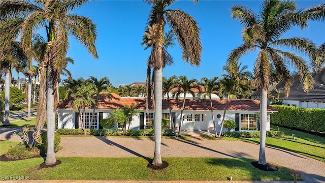 view of front facade featuring a front yard