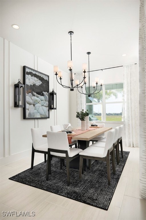 dining area with a notable chandelier