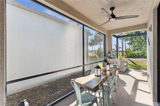 sunroom with ceiling fan