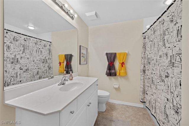 bathroom featuring a shower with curtain, vanity, and toilet