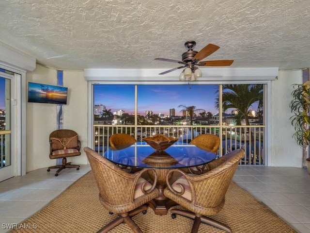 sunroom with ceiling fan