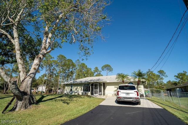 single story home featuring a front yard